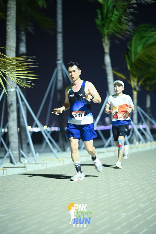 Race photo from PIK NITE RUN 2025