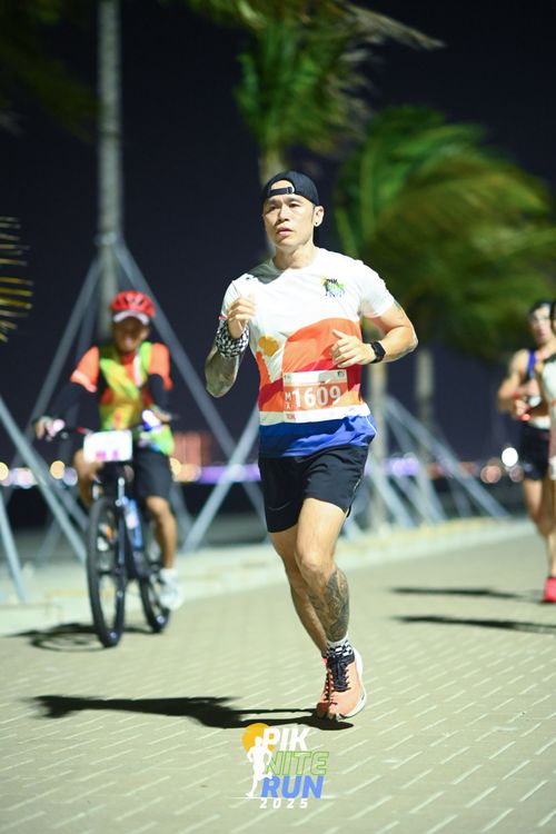 Race photo from PIK NITE RUN 2025