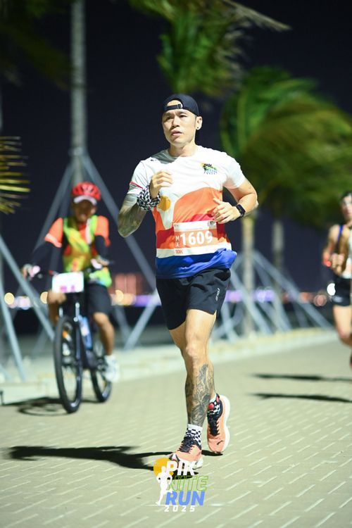 Race photo from PIK NITE RUN 2025