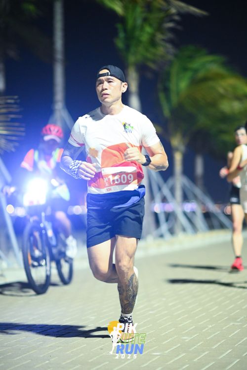 Race photo from PIK NITE RUN 2025