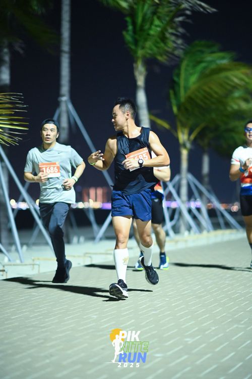 Race photo from PIK NITE RUN 2025
