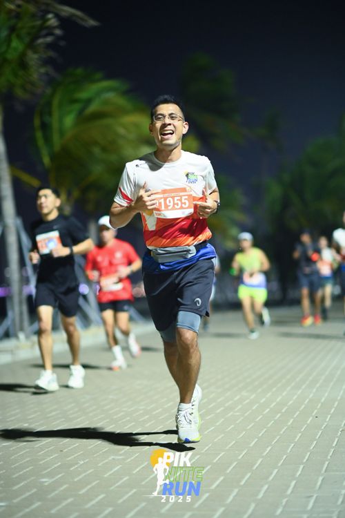 Race photo from PIK NITE RUN 2025