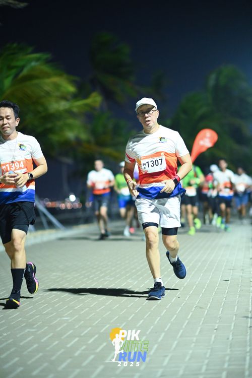 Race photo from PIK NITE RUN 2025
