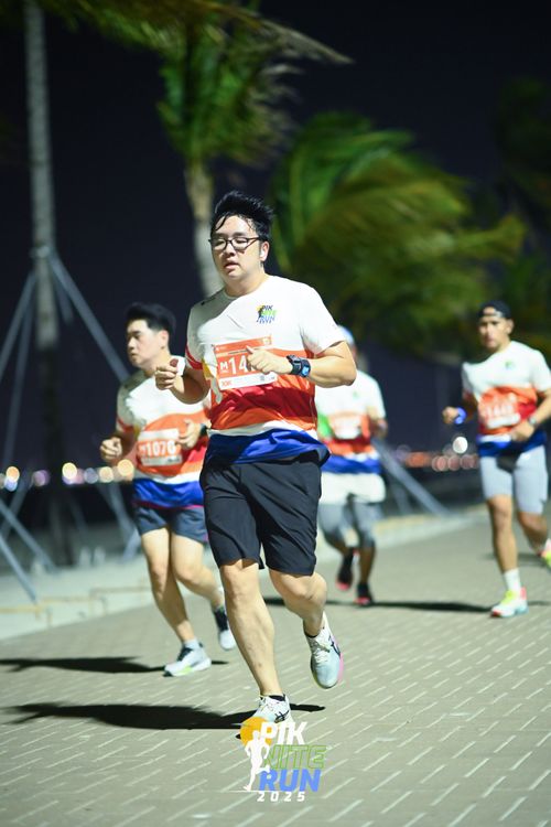 Race photo from PIK NITE RUN 2025