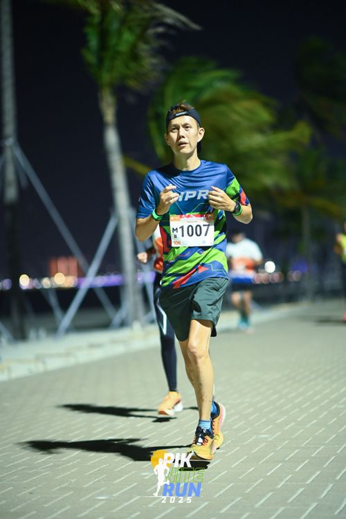 Race photo from PIK NITE RUN 2025