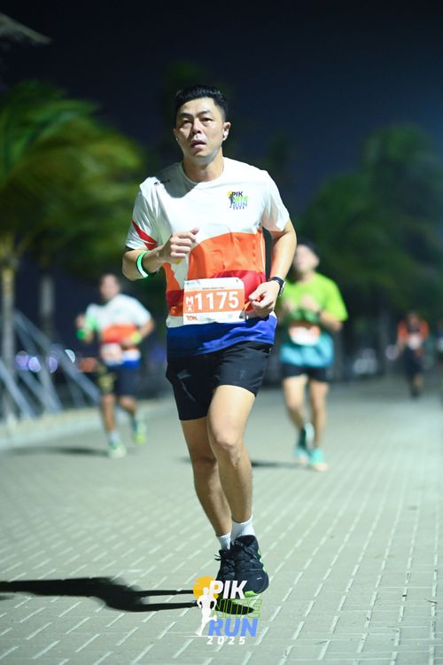 Race photo from PIK NITE RUN 2025