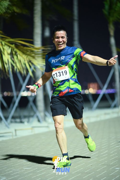 Race photo from PIK NITE RUN 2025