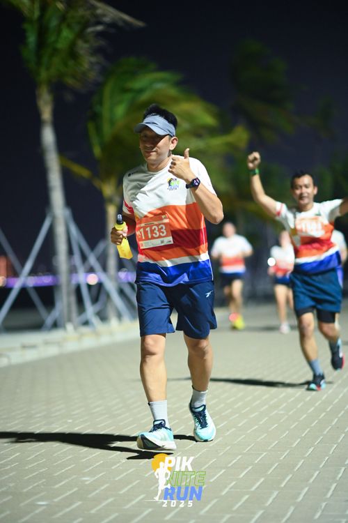 Race photo from PIK NITE RUN 2025
