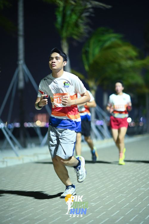 Race photo from PIK NITE RUN 2025