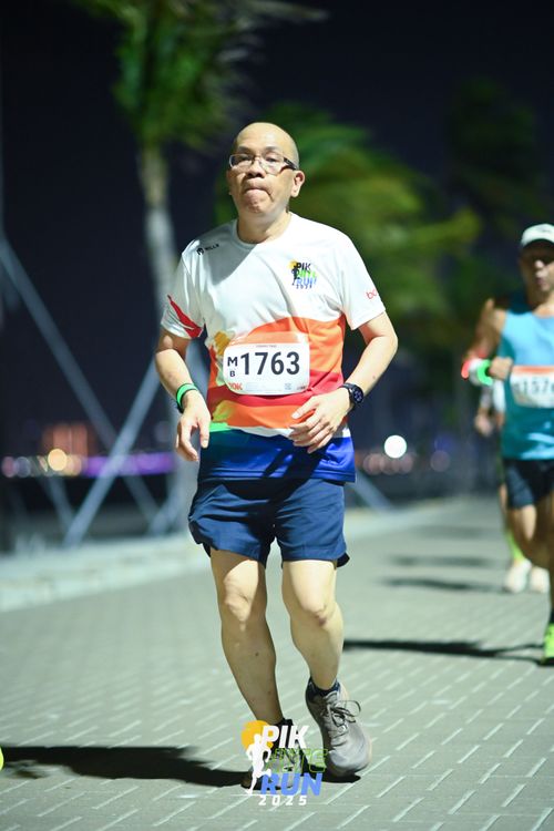 Race photo from PIK NITE RUN 2025