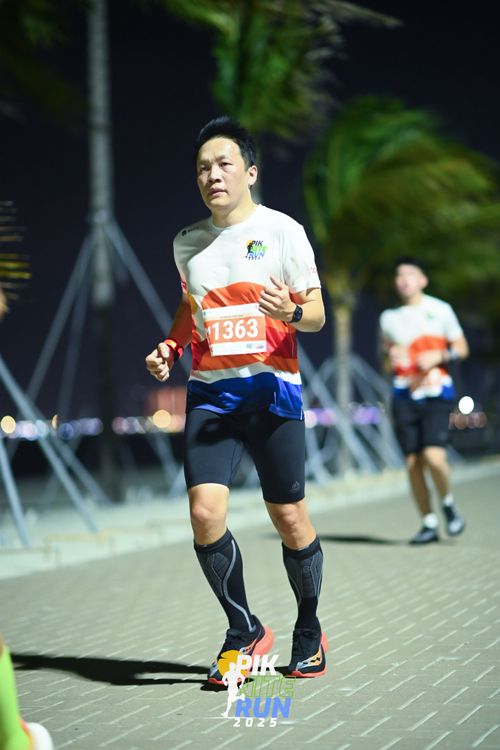 Race photo from PIK NITE RUN 2025