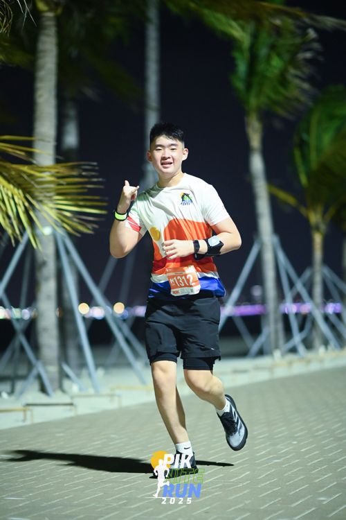 Race photo from PIK NITE RUN 2025