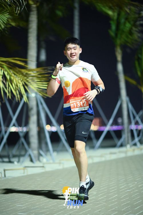 Race photo from PIK NITE RUN 2025