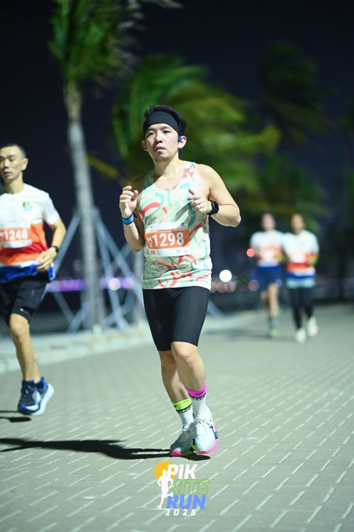 Race photo from PIK NITE RUN 2025