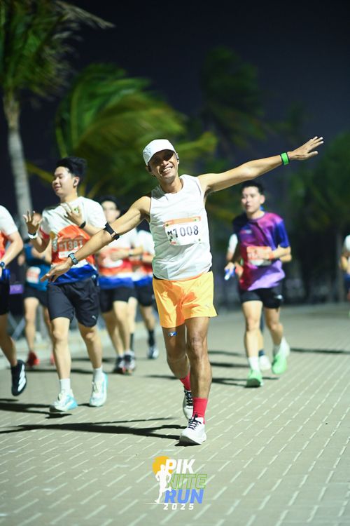 Race photo from PIK NITE RUN 2025