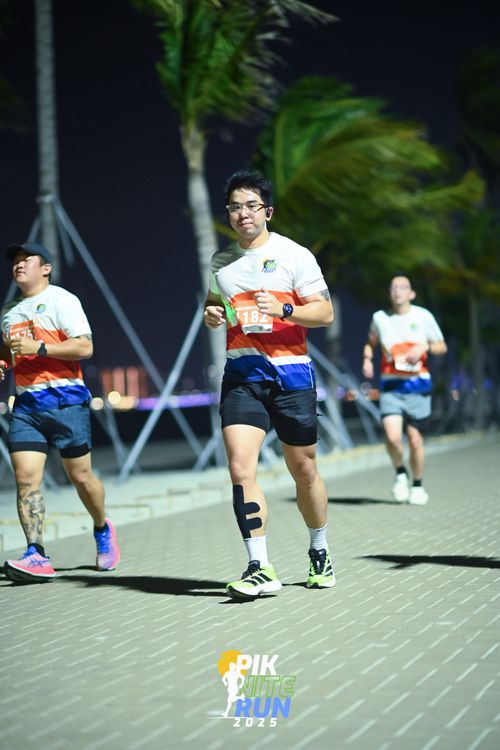 Race photo from PIK NITE RUN 2025