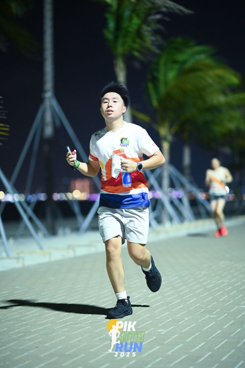 Race photo from PIK NITE RUN 2025