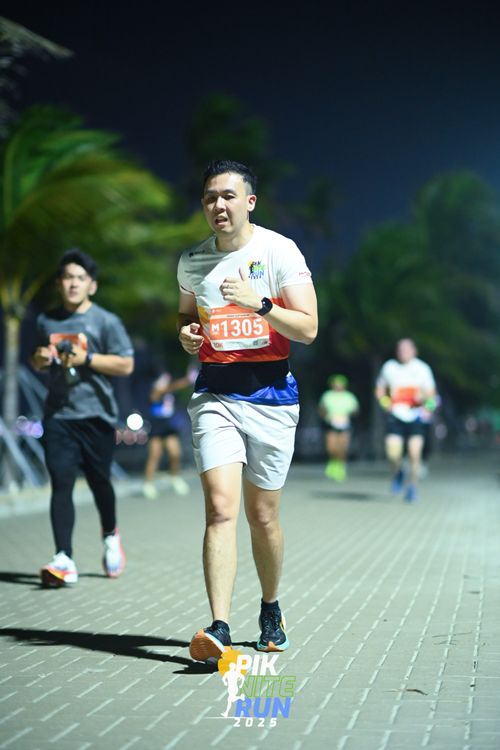 Race photo from PIK NITE RUN 2025