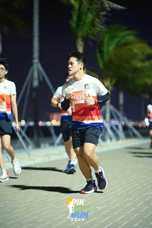 Race photo from PIK NITE RUN 2025