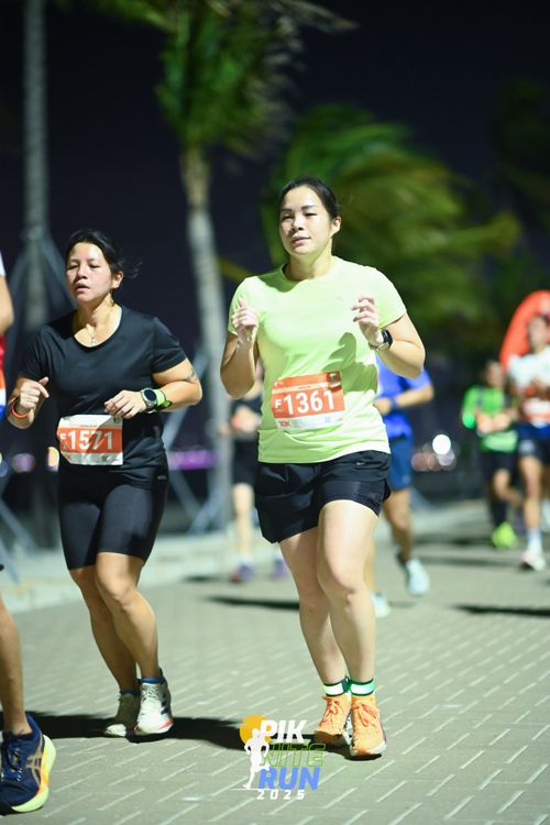 Race photo from PIK NITE RUN 2025
