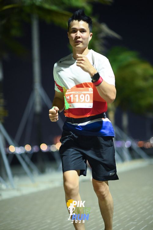 Race photo from PIK NITE RUN 2025