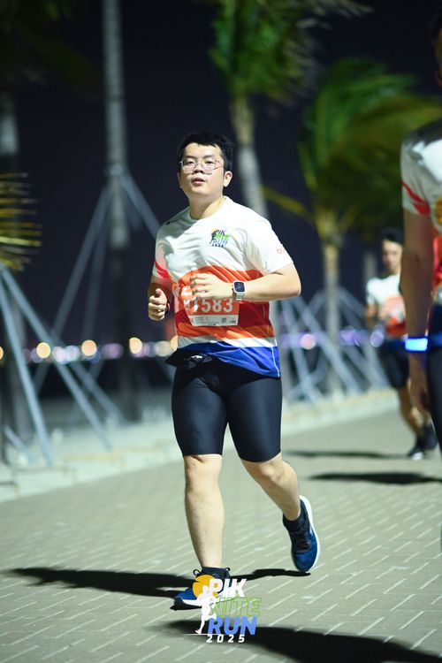 Race photo from PIK NITE RUN 2025