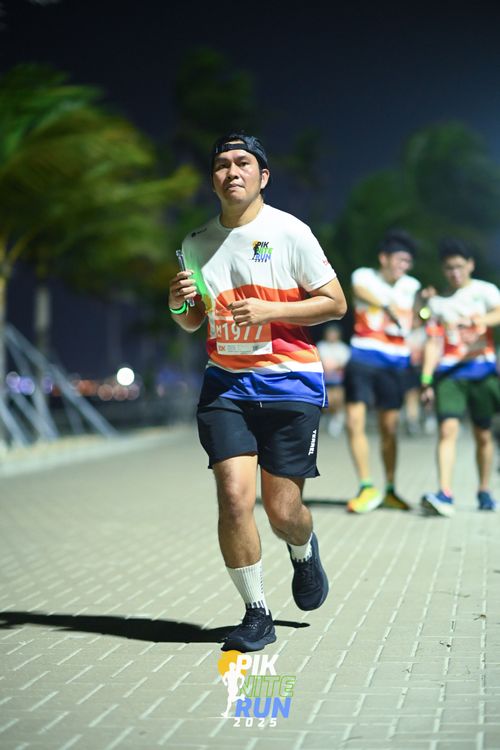 Race photo from PIK NITE RUN 2025