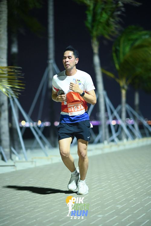Race photo from PIK NITE RUN 2025