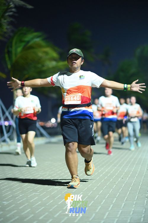 Race photo from PIK NITE RUN 2025