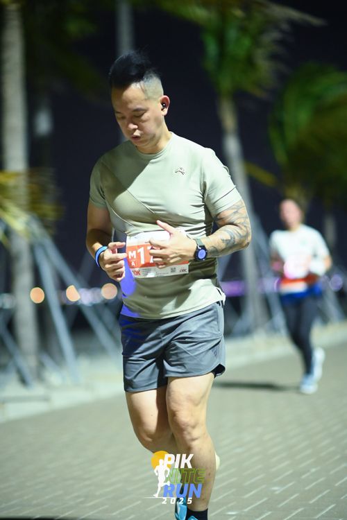 Race photo from PIK NITE RUN 2025