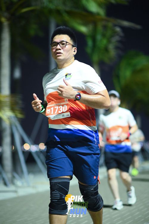 Race photo from PIK NITE RUN 2025