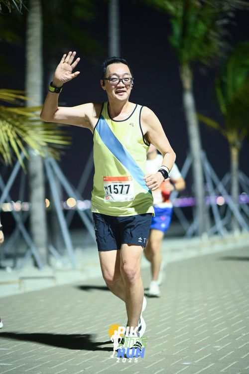 Race photo from PIK NITE RUN 2025
