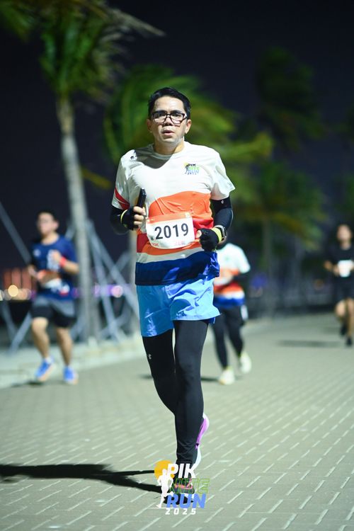 Race photo from PIK NITE RUN 2025