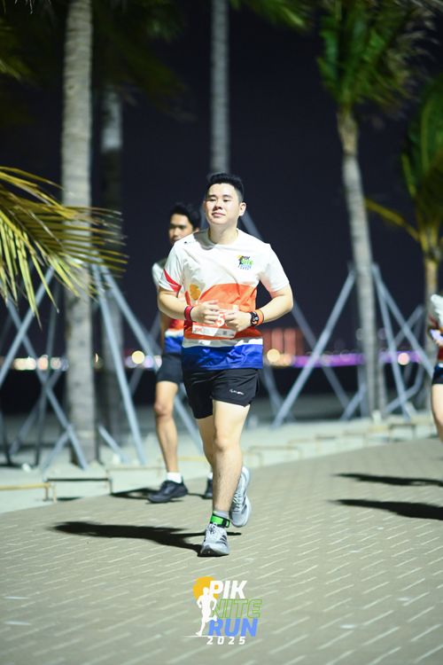 Race photo from PIK NITE RUN 2025