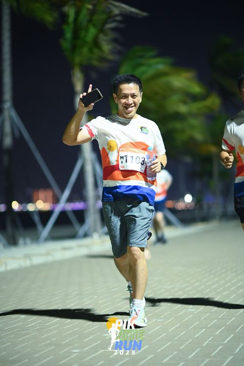 Race photo from PIK NITE RUN 2025