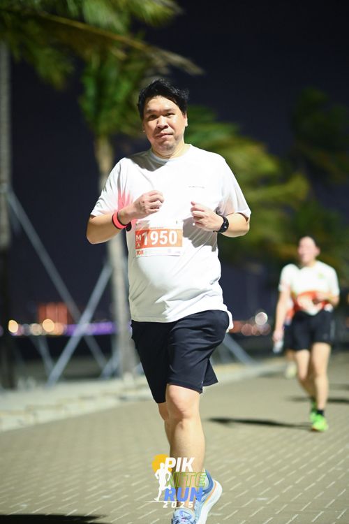 Race photo from PIK NITE RUN 2025