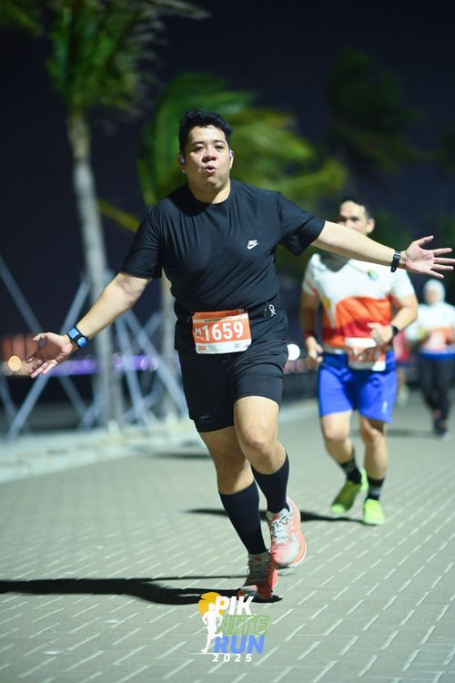 Race photo from PIK NITE RUN 2025