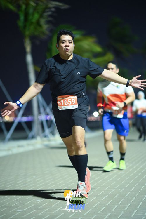 Race photo from PIK NITE RUN 2025