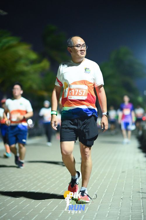 Race photo from PIK NITE RUN 2025