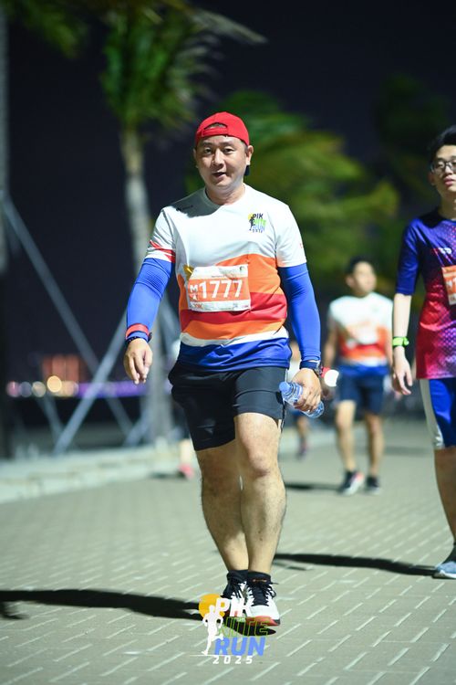 Race photo from PIK NITE RUN 2025