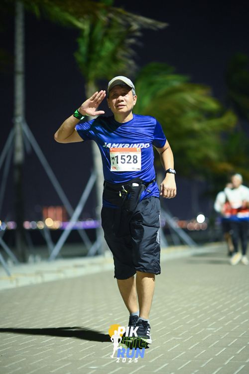 Race photo from PIK NITE RUN 2025