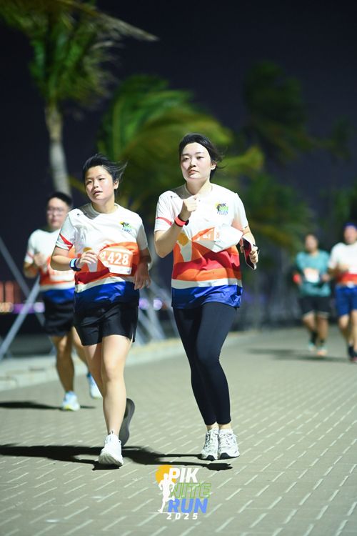 Race photo from PIK NITE RUN 2025