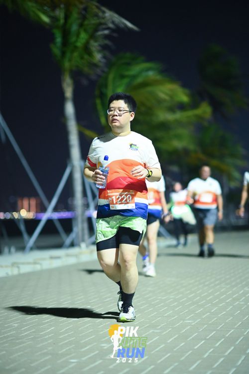 Race photo from PIK NITE RUN 2025
