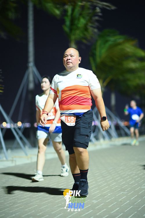Race photo from PIK NITE RUN 2025