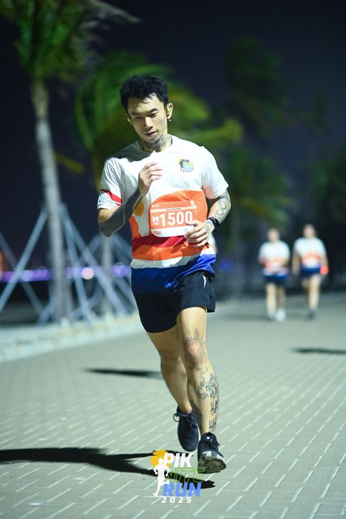 Race photo from PIK NITE RUN 2025