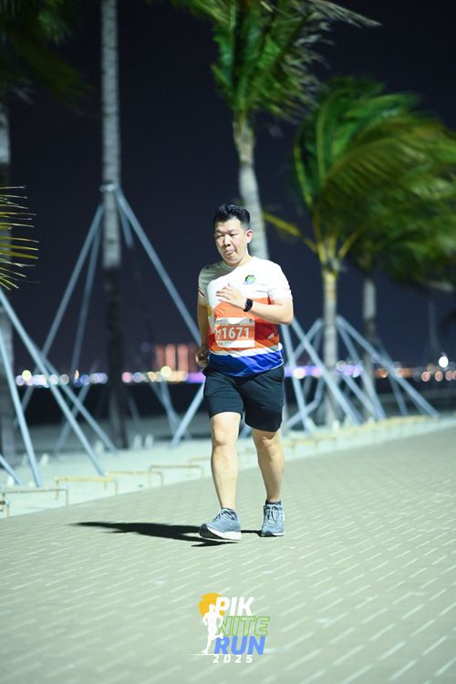 Race photo from PIK NITE RUN 2025
