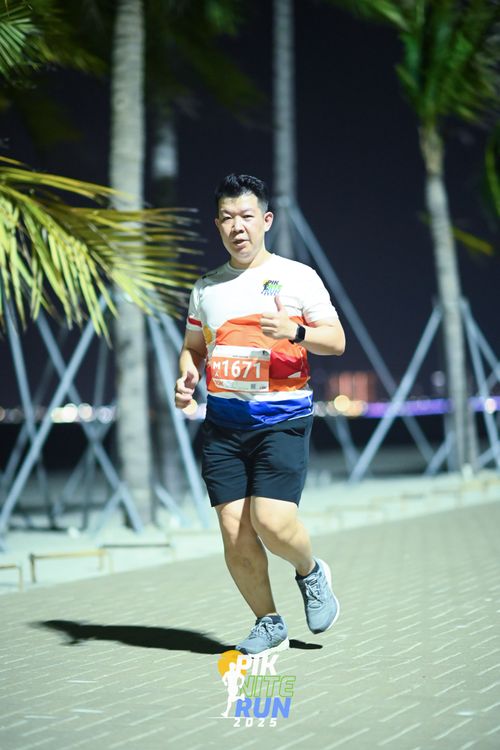 Race photo from PIK NITE RUN 2025