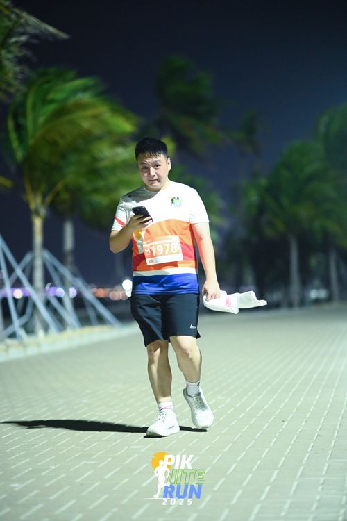 Race photo from PIK NITE RUN 2025