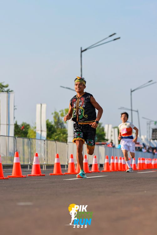 Race photo from PIK NITE RUN 2025