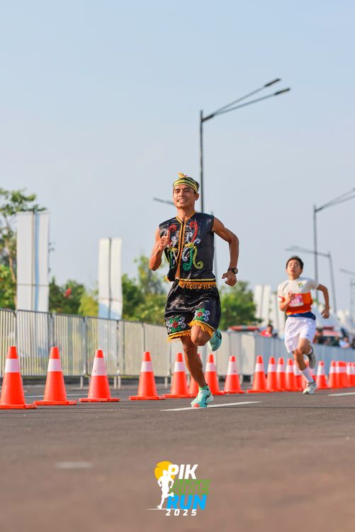 Race photo from PIK NITE RUN 2025